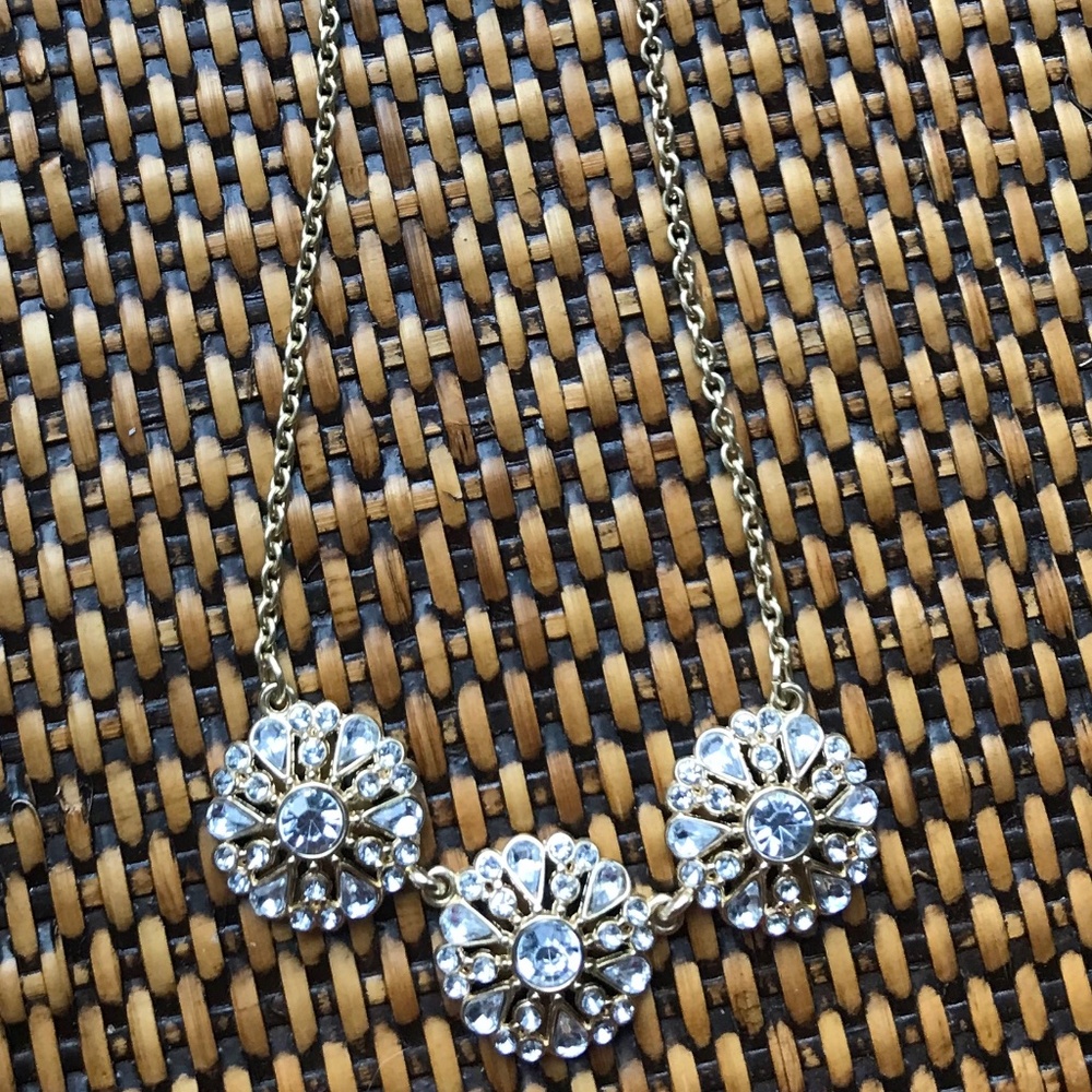 Beautiful NWT Aeropostale 1987 Necklace